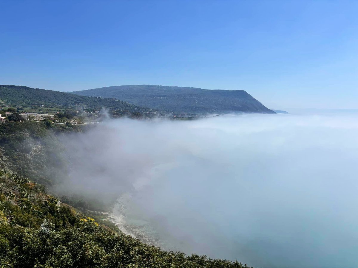 ProntoEstate's tweet photo. 28 gradi ☀️ sulla Costa Tirrenica calabrese, mare piatto e “Fata Morgana” che invade la Costa. #BuonaDomenica #MareLive per @3BMeteo https://t.co/urjZKuuYq9