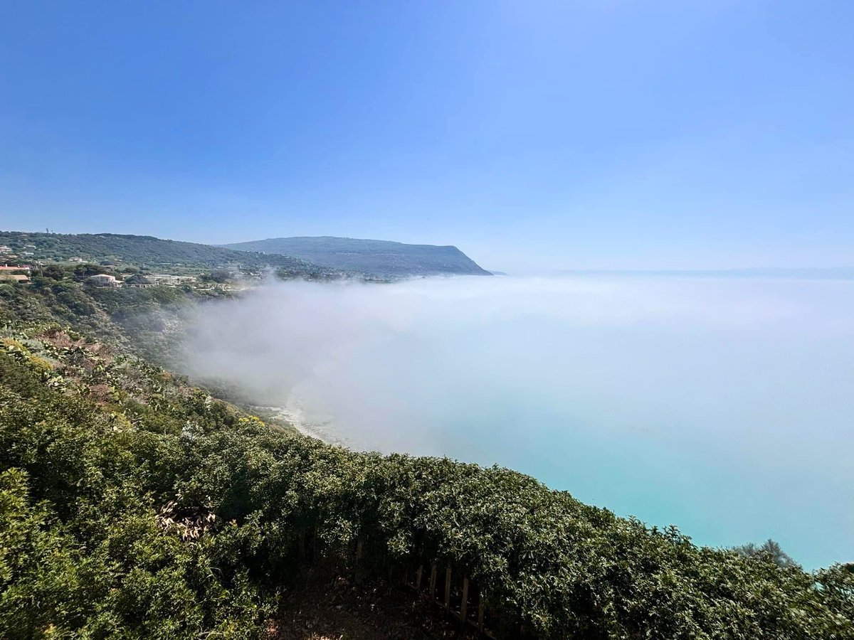 ProntoEstate's tweet photo. 28 gradi ☀️ sulla Costa Tirrenica calabrese, mare piatto e “Fata Morgana” che invade la Costa. #BuonaDomenica #MareLive per @3BMeteo https://t.co/urjZKuuYq9