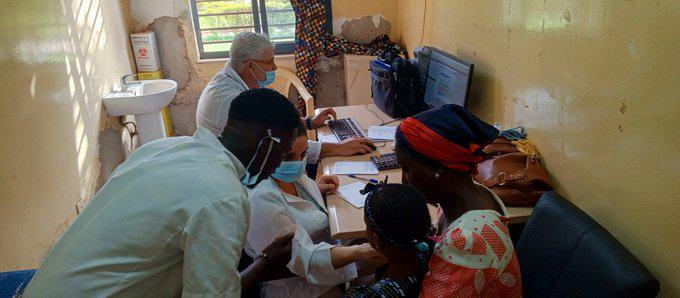 YamiAlv08191177's tweet photo. Desde la#BMCGuineaBissau, y teniendo en cuenta las palabras de 
Fidel Castro: “Practicamos nuestra solidaridad con hechos, no con bellas palabras"
#CubaCooperaveTR 
#CubaPorLaSalud https://t.co/TPbS2b7xah