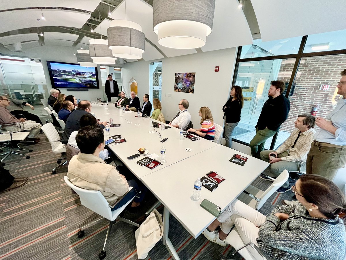 On #WorldQuantumDay I salute journalists who joined UMD and @IonQ_Inc at Q-Lab recently to learn about advancing quantum tech. Representing half a dozen countries, we worked with the State Department’s Foreign Press Center to tell the story of the Capital of Quantum. #QuantumUMD