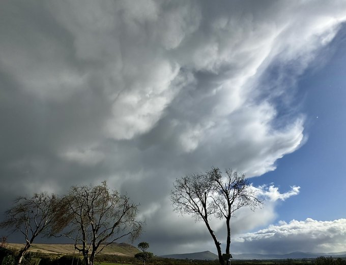Mammatus spotted over Rigged Hill, County Derry, Northern Ireland, by @cassidy_rachel