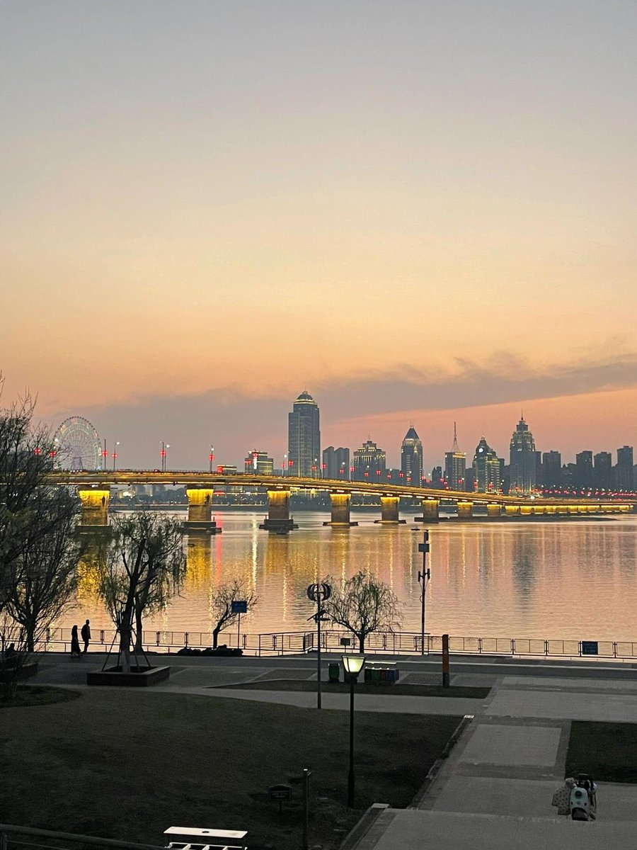 There is a tavern that is also open during the day in Chaoyang Jiangtan Park, and the high-rise buildings, traffic, sunset, river, and Ferris wheel on the opposite bank all come into view.