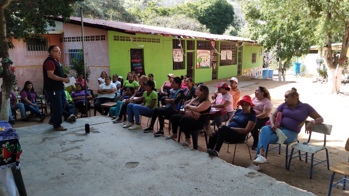 entintavioleta's tweet photo. 🪁 En Cumaná #Sucre el equipo de Tinta Violeta Sucre realizó un Diálogo Reflexivo sobre la “Ruta de Atención Legal ante la Violencia contra la Niñez”.

💙 La actividad se realizó en el Espacio Comunitario El Tacal II y contó con la participación de mujeres y hombres del sector https://t.co/sMxBFwWR1u