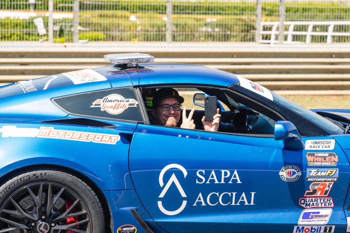 Heute durfte ich die Pace-Lap im Lead-Car mitfahren und ich habe das ganze live auf dem NWES-Kanal der Serie festgehalten! Die Corvette geht gut nach vorne und selbst bei langsamer Fahrt wurde ich durchgeschüttelt! #EuroNASCAR #NASCAR #GermanHomeofNASCAR Foto: Japo Santos