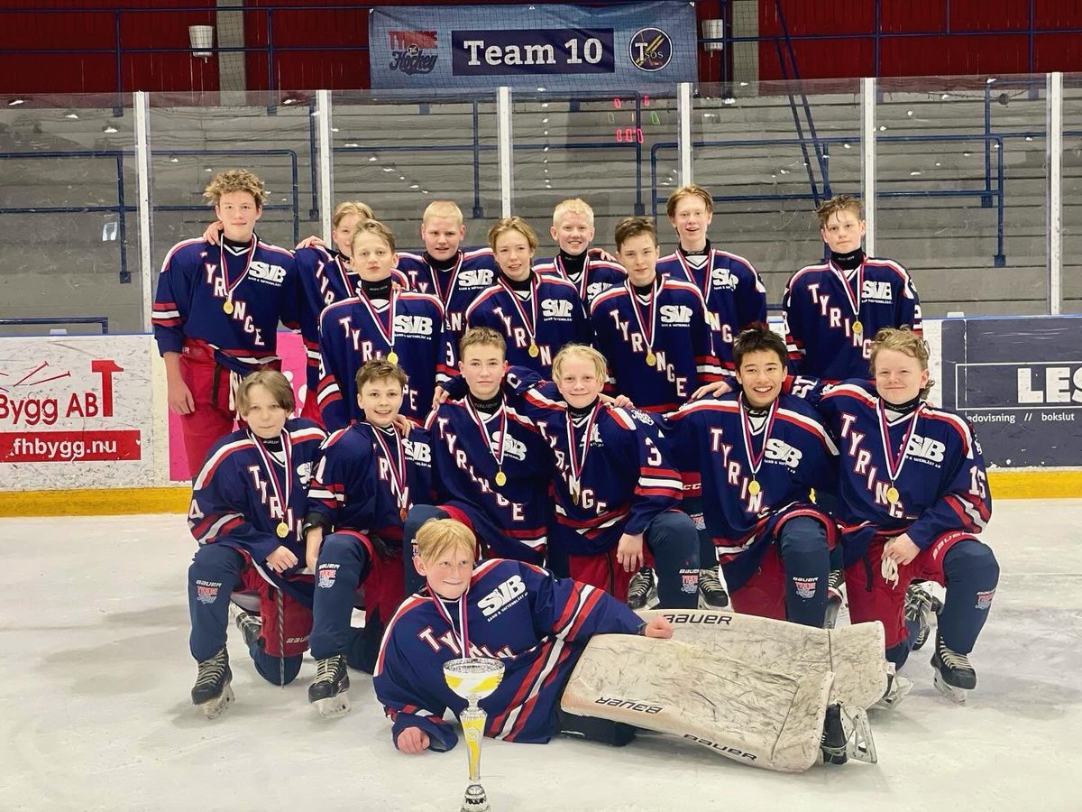 tyringehockey's tweet photo. Stort grattis till U14 som gick obesegrade genom sin hemmacup och vann finalen mot Härryda med 5-1. 🏆

D51 vann halva rekordsumman 11980kr i 50/50-lotteriet. Vinnaren är underrättad och vinsten är utbetald. Tack till alla som stöttade laget! 🔵🔴 #tsos #framtiden https://t.co/yMqzc9sGPt