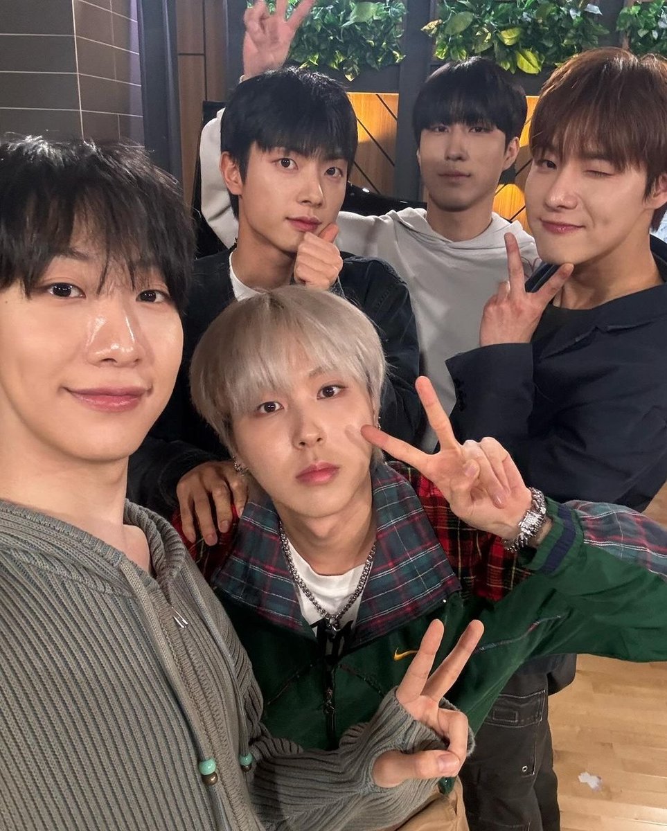 [ #LISTEN 📻 140424 ]

Um ótimo domingo ao lado da melhor banda do universo! Confira as fotos com os convidados de hoje 💕

#ONEWE #원위 #DONGMYEONG #동명 #WEVE #위브