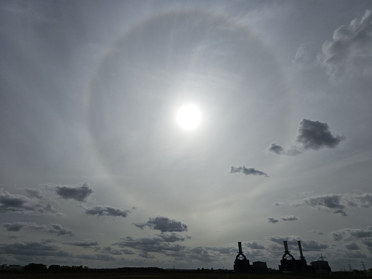 Another fine #solarhalo this afternoon @LincsSkies #stormhour #loveukweather #atmosphericoptics