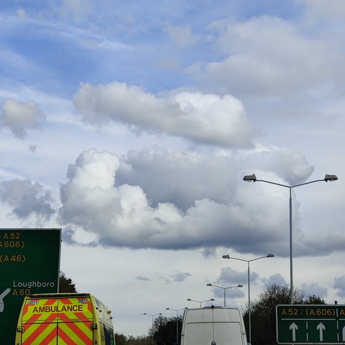 A very comfortable-looking sofa spotted in the sky by @bethgg