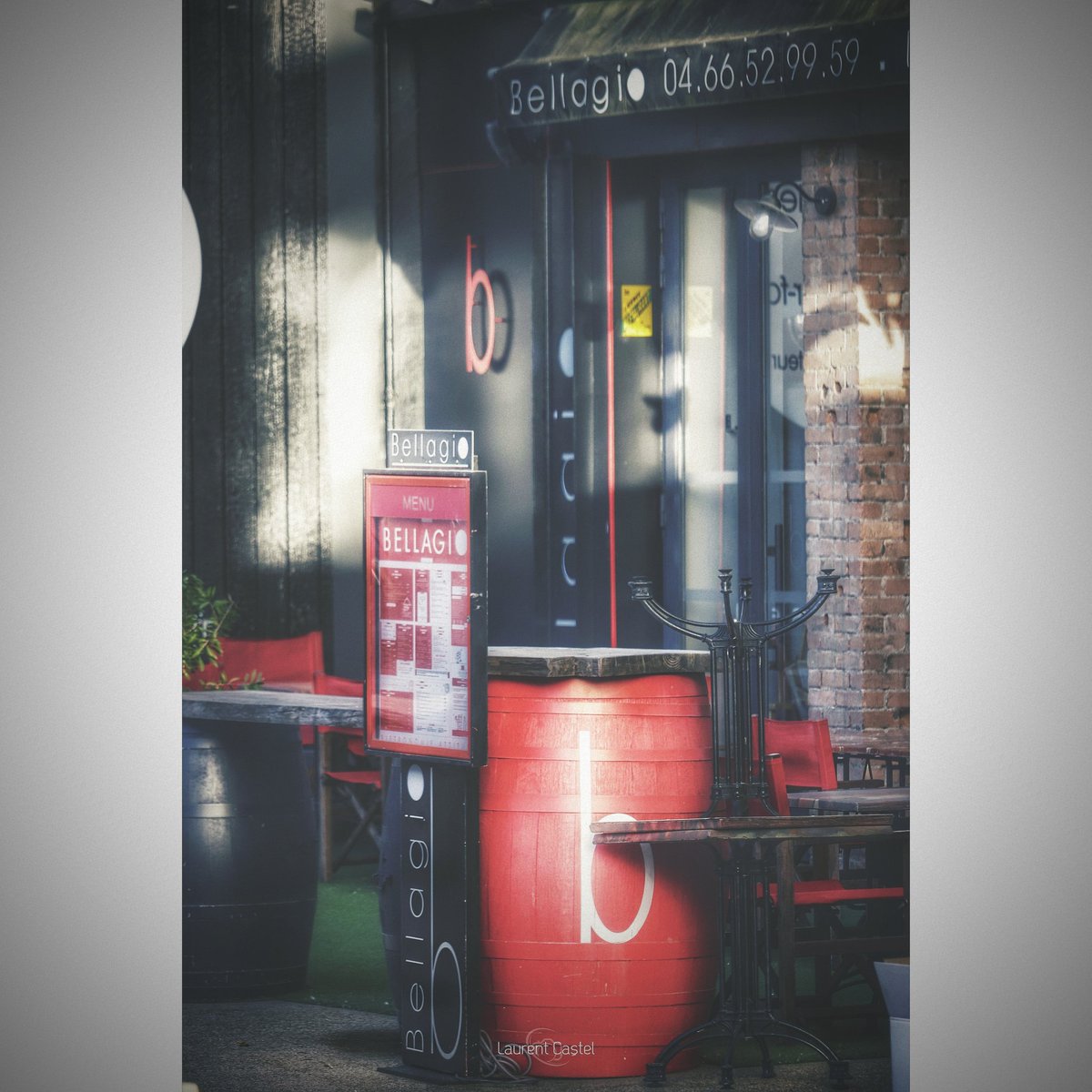 Au coin d'une rue #terrasses #restaurant #streetphotography #streetphotographer #rues #vintagephotography #vintagestyle #urbanstyle #streetstyle #photoderue