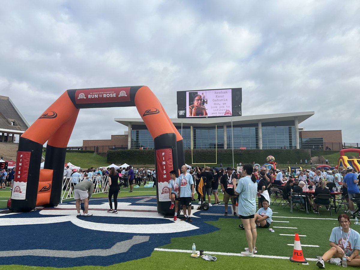 1st 5k since getting back to running this year in the books!A great event for a great cause with 2500+ people crossing the finish line on the @RiceFootball 50 yard line. #RunfortheRose @RiceUniversity @RiceAthletics