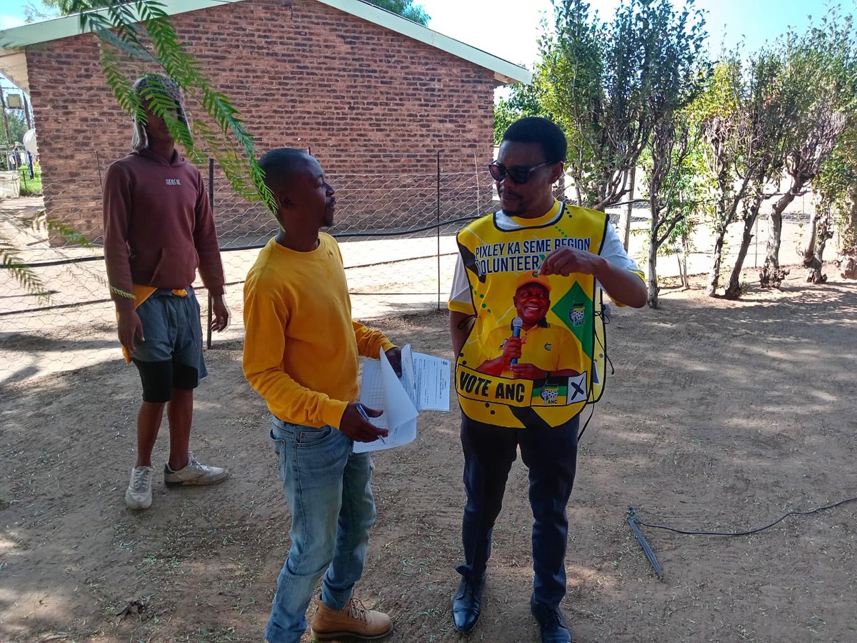 PEC Member Cde. Zolile Monakali with the SACP District Secretary Cde. Sivuyile Ntamehlo on a door-to-door campaign in Green Valley Nuts Farm to galvanize support for the ANC in the upcoming general elections on the 29 May 2024.

#ANCWeekend
#VoteANC2024
#LetsDoMoreTogether
🖤💚💛