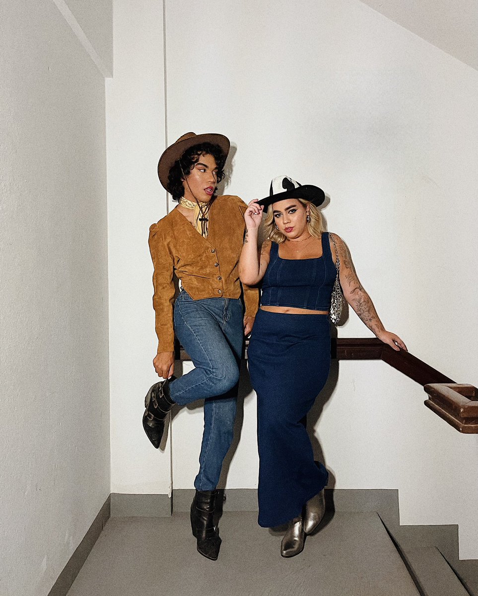 Wily_Sheezus's tweet photo. 🤠 HOUSE OF BEYONCÉ 🤠 
noite incrível, companhia incrível!! @gi_schwanke https://t.co/G4gPJ65zUT