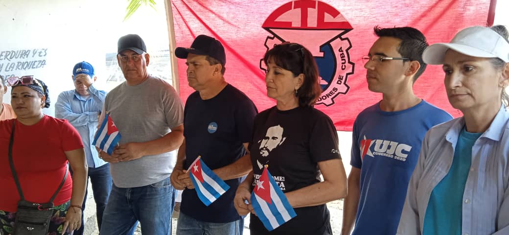 Se desarrolla en #Holguin amplia jornada de Trabajo voluntario en saludo al 1ro de Mayo y al 63 aniversario de la Victoria de Giron. #PorCubaJuntosCreamos @CubaCentral