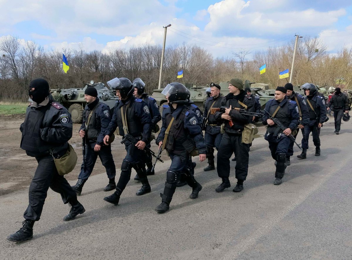 📷 Ten years ago, when the Anti-terrorist operation (ATO) in Eastern Ukraine was launched, the Ukrainian Army and police were completely different elements than we know today. Photos taken near Slovyansk and Kramatorsk, April 2014. #UkrainianArmy