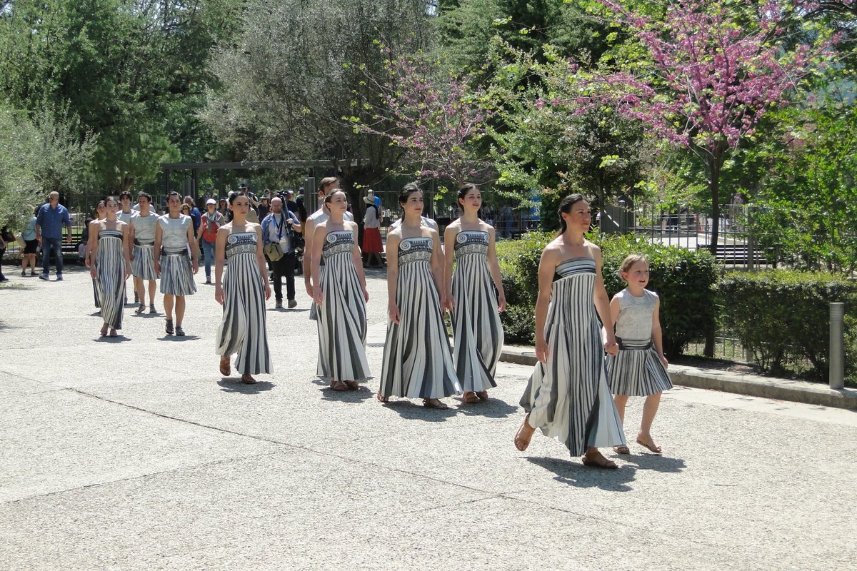 Priestesses leave the archaeological site after the penultimate rehearsal of Flame Lighting Ceremony for @Paris2024 today, two days to go until the Flame is lit