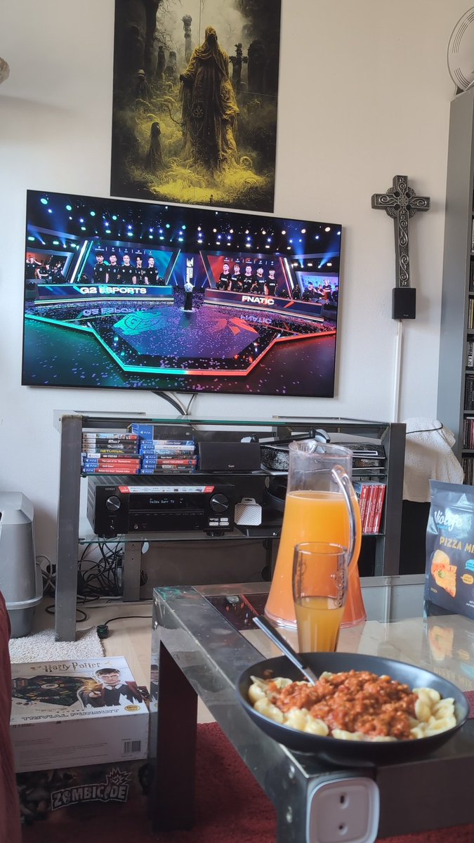 MotteSchnee's tweet photo. Trinken ✅, selbstgemachten Bolo mit #greenforce ✅, Katze (nicht sichtbar da auf Schoß) ✅, League of Legends #springfinals ✅
Let's Go G2 🫶 https://t.co/dYTiDdhjJ3