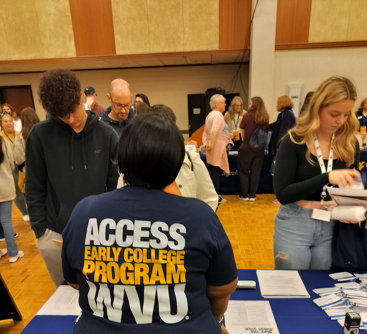 💛💙Junior Open House 2024 at the WVU Mountainlair, Downtown Campus! It was a great turnout, and I got to meet current and prospective students. Yayyyy... Let's Go, Mountaineers! 💛💙
#WVU
#HSACCESS
#MOUNTAINEERSGOFIRST
#LETSGO