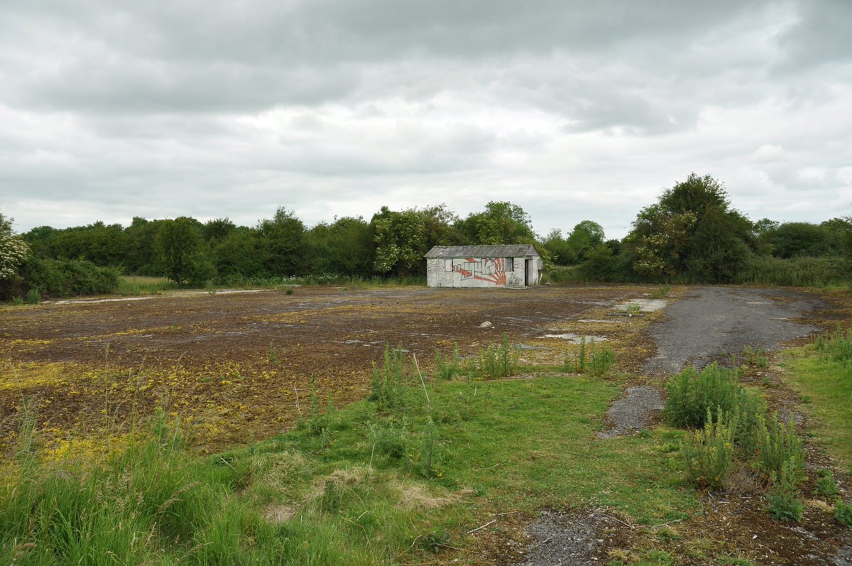 #MilitaryMonday.
The partial remains of one of the runways of RAF Blakehill Farm in #Wiltshire. (Courtesy of Richard E. Flagg)

andrewpowell-thomas.co.uk/wiltshires-mil…