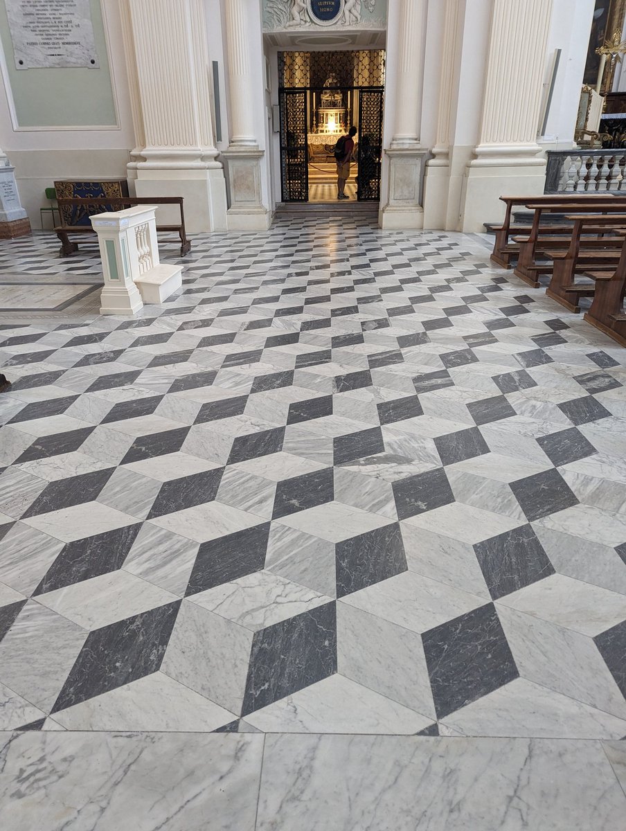 @GrandFendant Sais pas, mais ça ressemble bcp au majestueux plancher de marbre d'une célèbre église de Urbino que j'ai visitée l'été dernier