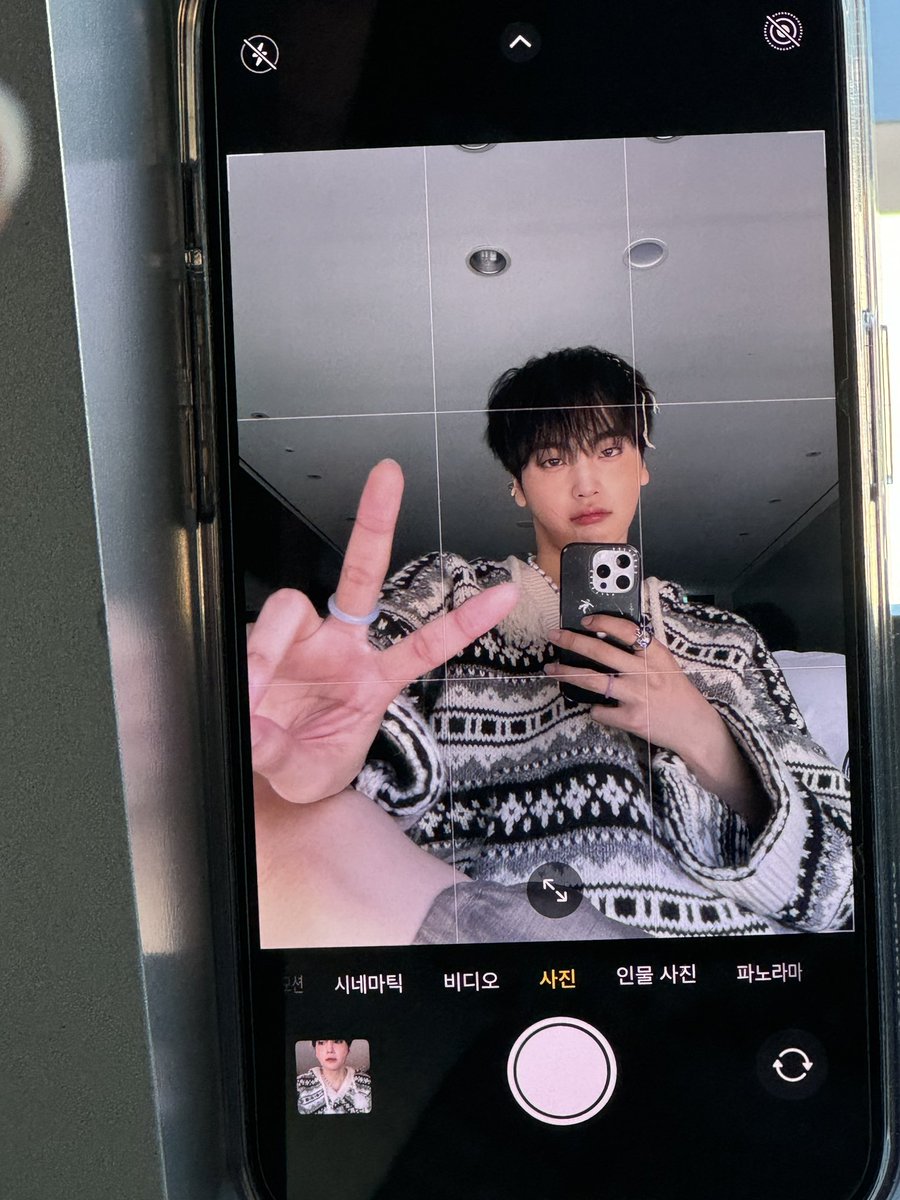 CRAVITY_twt's tweet photo. 4월 14일 4주년 너무 축하하고 고마워!!
러비티 많이 4랑해❤️
크래비티 4에버!!😍
#크래비티 #형준 https://t.co/tNipzmgEpJ