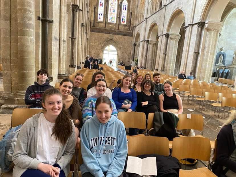 phoebelawsop's tweet photo. Had a wonderful time yesterday watching @TheSixteen rehearsing for their Choral Pilgrimage concert @ChiCathedral  🫶😱 What a way to spend a Saturday afternoon 🎵

#choralmusic #music #cathedral #chichester #thesixteen #chamberchoir #rehearsal https://t.co/vmRTlpMnpL