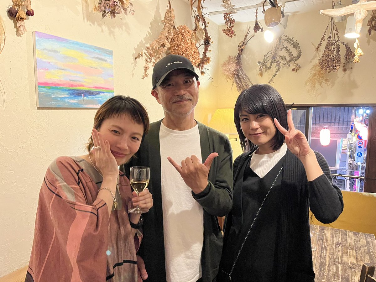 mahalohilo110's tweet photo. 会場では、長い付き合いのカメラマンのG-KENにも、村井ヒロコ役の芳野友美さんにもお会いできた。芳野さんには図々しくも写真まで一緒に撮っていただいた。感謝です。
#コザママ
#jimama
#GKEN
#芳野友美 https://t.co/0W6NRcrdYe