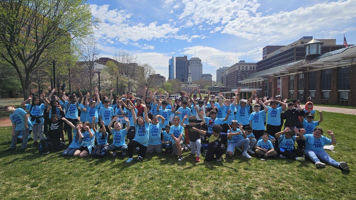 ms_audreyadams's tweet photo. A successful 5th grade trip to Philly!! Beautiful weather, historic sites, and lots of smiles 🔔💚📜 🦅  Proud of these kids!! @Berkshire_BCPS https://t.co/9J8OJGVja4