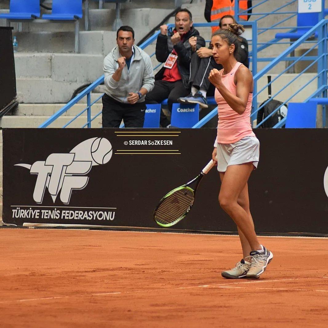 Bu kareyi 23.04.2019’daki WTA - İstanbul Cup mücadelesinde çekmiştim. 📸 Marsel ve Çağla ile çok büyük başarılara imza atan Can Üner Hocamız, Çağla’nın S.Kuznetsova karşısındaki puanı sonrasında yine yerinde duramıyordu. Vefatının 3.yılında Can Hocam’ızı özlemle anıyoruz...