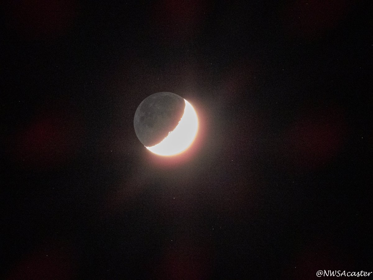 @DaydreamAstro @angegarrod @CathAdams1973 @FunkyAppleTree @MoonHourSocial @DavidBflower @mikesaltsman194 @jaythegrumpy @TheSnoopySnoop @xRMMike @jonesy1007 Saturdays Waxing Crescent moon from the garden. Nikon P1000 single shot