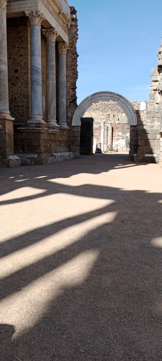 merida_mas's tweet photo. La sombra del teatro por la tarde. https://t.co/EjnngGr5OS