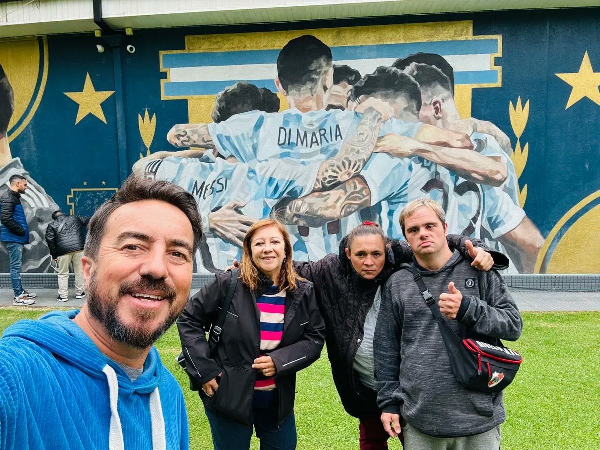 IdeHarcelas's tweet photo. Apertura de la temporada N° 27 de la Liga de Fútbol inclusiva @FutbolInclusivo
Nuevamente compartimos este gran momento!! Representan en esta ocasión a los equipos: Gise y Ale. Un nuevo año compartiendo esta hermosa actividad deportiva
 #ligadefutbolinclusiva #equipodefutbol https://t.co/T8M0MZcT8H