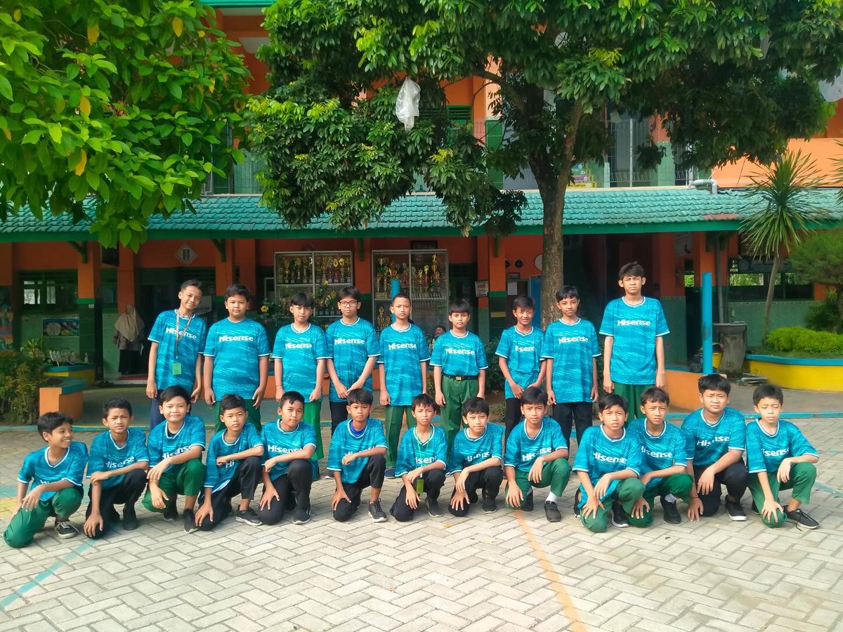 HisenseID's tweet photo. Hisense Indonesia dengan produk-produk yang menawarkan teknologi canggih, memperkenalkan Program Football for School, seperti yang terlihat dari partisipasi tim sepak bola SD Muhammadiyah 1 Ngadiluwih - Kediri dalam program ini. #Hisense #FootballforSchool #Talentamuda #Hisense https://t.co/jZFNsSiXuI