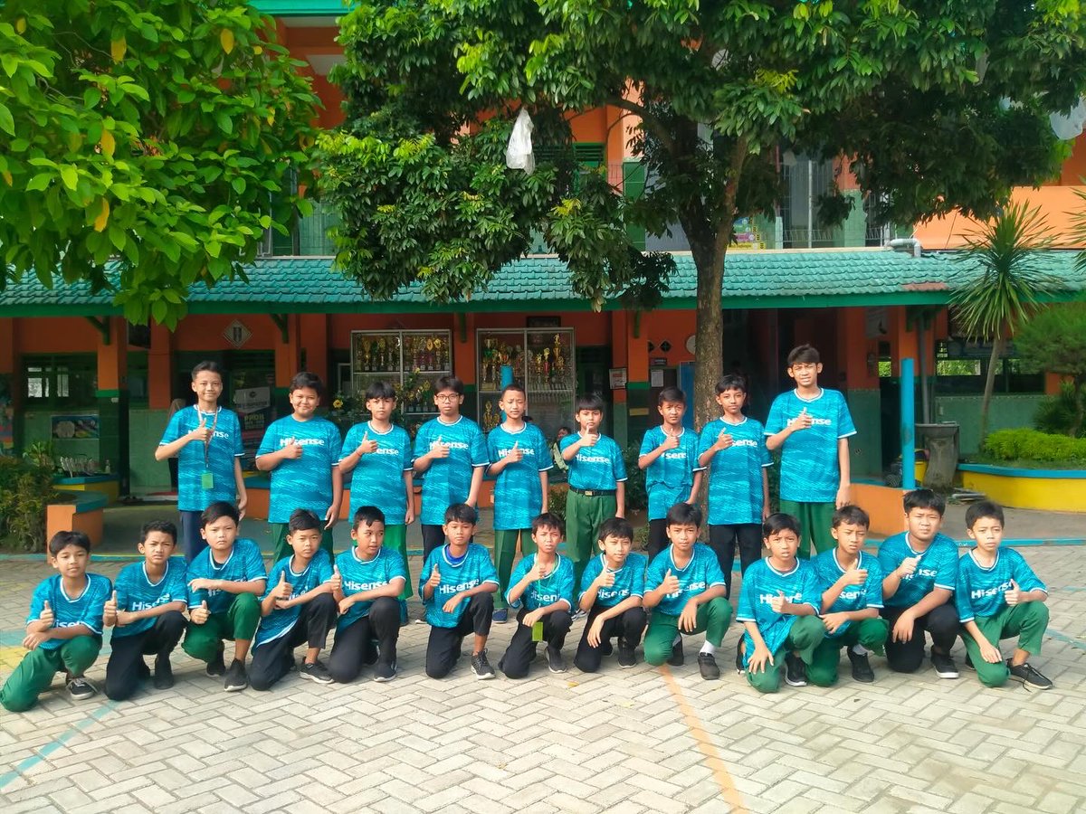 HisenseID's tweet photo. Hisense Indonesia dengan produk-produk yang menawarkan teknologi canggih, memperkenalkan Program Football for School, seperti yang terlihat dari partisipasi tim sepak bola SD Muhammadiyah 1 Ngadiluwih - Kediri dalam program ini. #Hisense #FootballforSchool #Talentamuda #Hisense https://t.co/jZFNsSiXuI