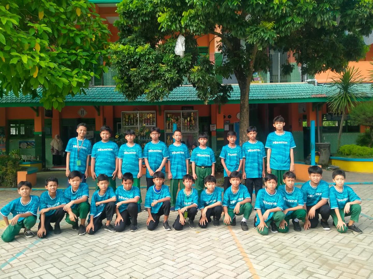 HisenseID's tweet photo. Hisense Indonesia dengan produk-produk yang menawarkan teknologi canggih, memperkenalkan Program Football for School, seperti yang terlihat dari partisipasi tim sepak bola SD Muhammadiyah 1 Ngadiluwih - Kediri dalam program ini. #Hisense #FootballforSchool #Talentamuda #Hisense https://t.co/jZFNsSiXuI