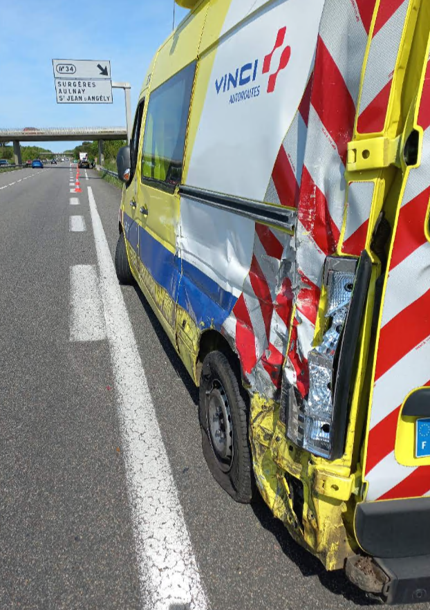 VINCIAutoroutes's tweet photo. Alors qu’il protégeait un véhicule en panne sur l'@A10trafic, le fourgon d'un patrouilleur a été heurté vers 14h30 ce jour. C'est le 10ème heurt de véhicule d'intervention depuis le début de l'année. Il aurait pu être dramatique. Respectez le #CorridorDeSécurité https://t.co/HIM266MVyz