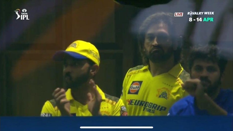 mufaddal_vohra's tweet photo. MS DHONI IS IMPRESSED WITH RUTURAJ GAIKWAD'S CLASS...!!! 🦁 https://t.co/xAUZdvheki