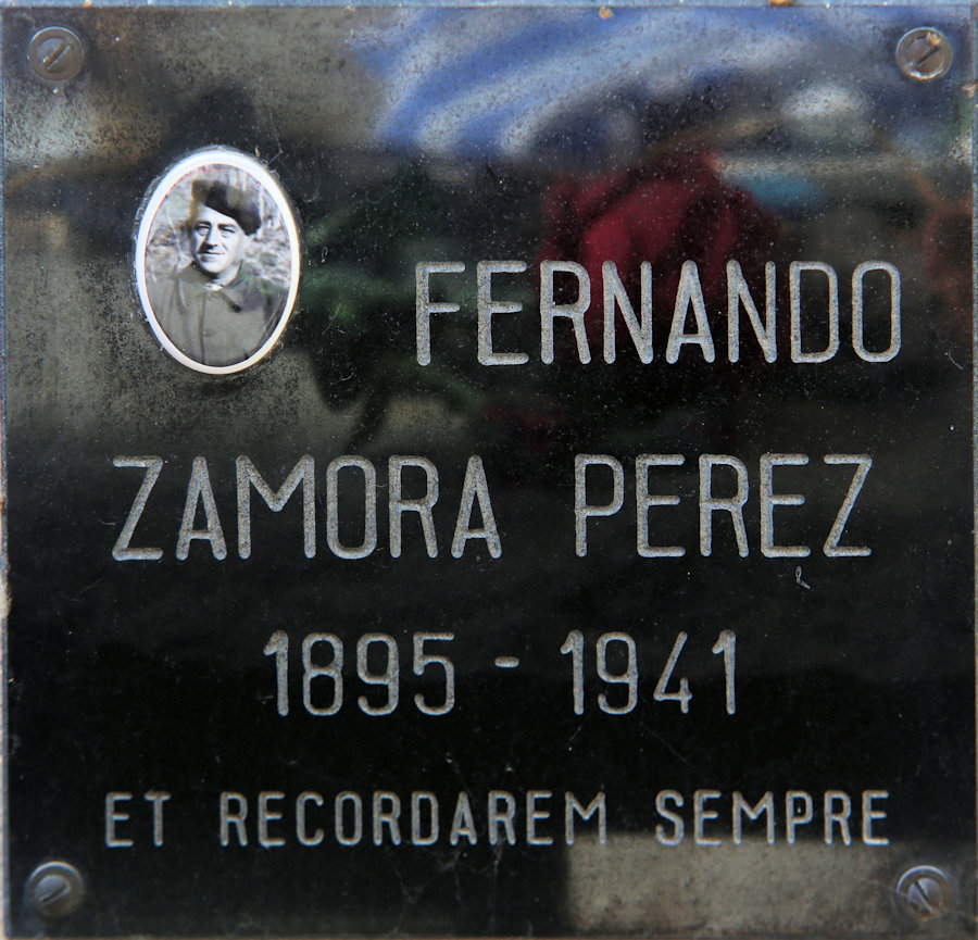 #OTD en 1941 fue asesinado en el campo de concentración de Gusen FERNANDO ZAMORA PÉREZ 🔻 #deportado, de Mazarrón. 'Et recordarem sempre', de su familia, en la placa colocada en el edificio [moderno] del crematoria del campo. #RememberGusen