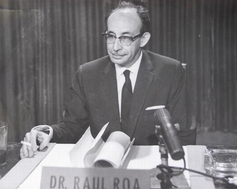 Raúl Roa, 1972 |“#Cuba basa su política internacional en una posición revolucionaria, antimperialista e internacionalista, sin ambigüedades ni flaquezas; (...)se alinea junto a los pueblos q batallan por derrotar al imperialismo, poner fin a sus agresiones y amenazas belicistas".