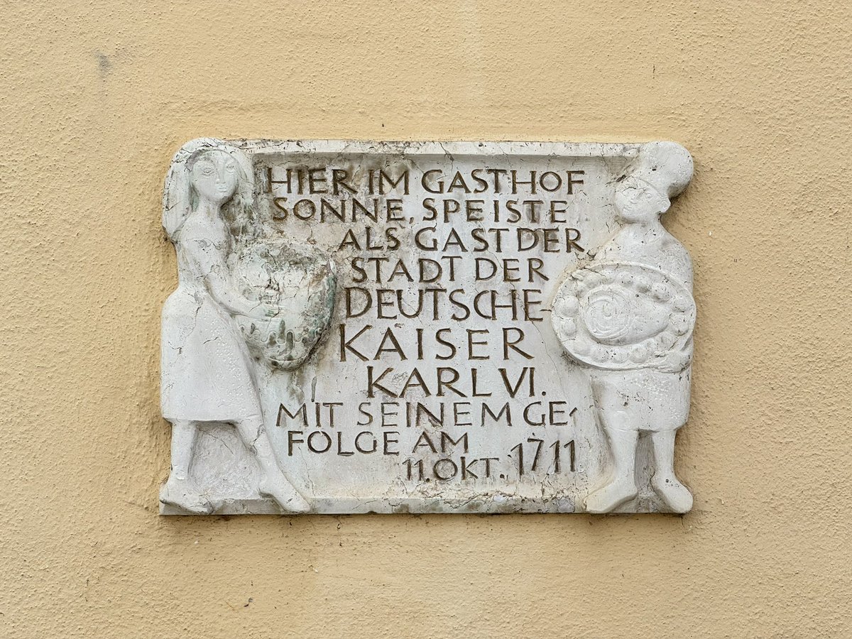 Michael_Jahn_GB's tweet photo. HIER IM GASTHOF SONNE, SPEISTE ALS GAST DER STADT DER DEUTSCHE KAISER KARL VI. MIT SEINEM GE FOLGE AM
11. Oкт. 1711

Moment mal, der wurde erst am 22.12.1711 zum Kaiser gekrönt. 

#Wemding https://t.co/4ZNF9StoFh