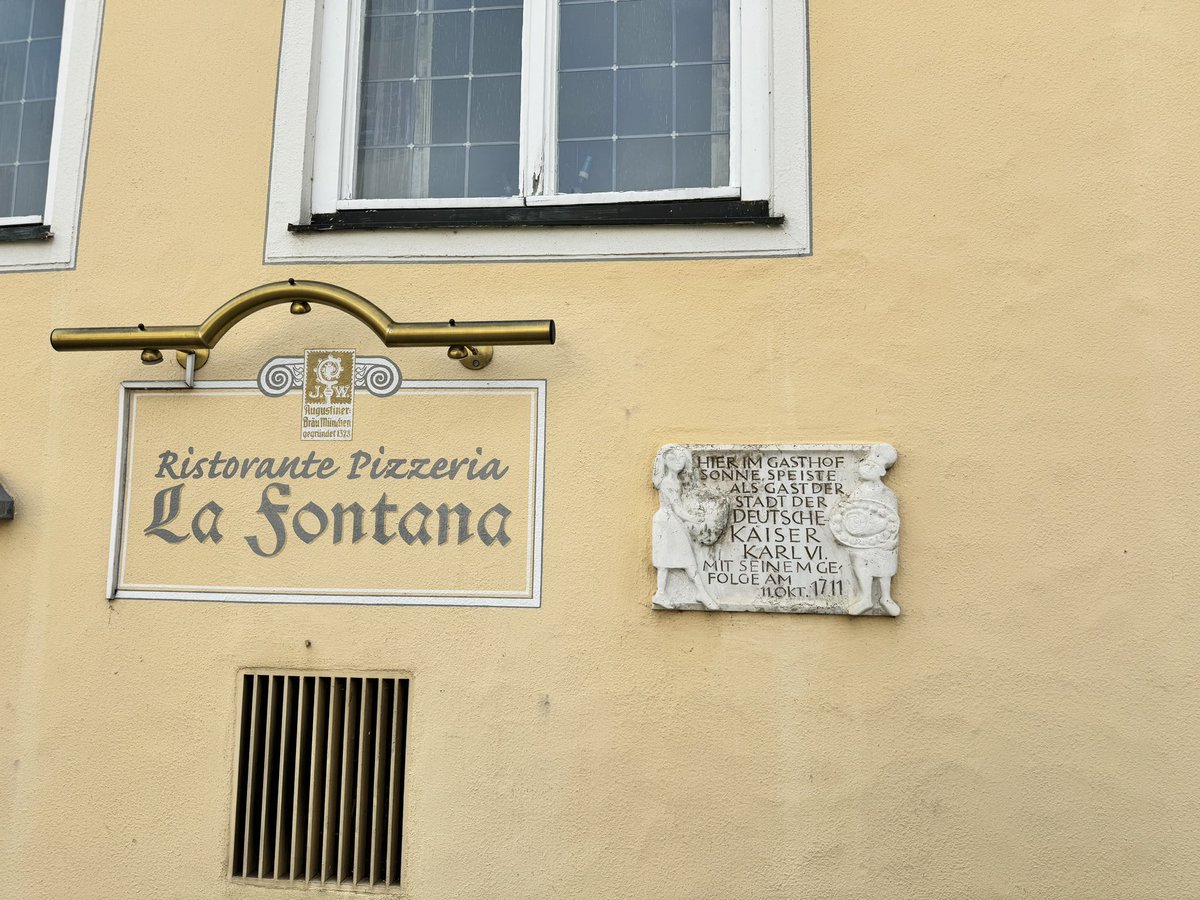 Michael_Jahn_GB's tweet photo. HIER IM GASTHOF SONNE, SPEISTE ALS GAST DER STADT DER DEUTSCHE KAISER KARL VI. MIT SEINEM GE FOLGE AM
11. Oкт. 1711

Moment mal, der wurde erst am 22.12.1711 zum Kaiser gekrönt. 

#Wemding https://t.co/4ZNF9StoFh