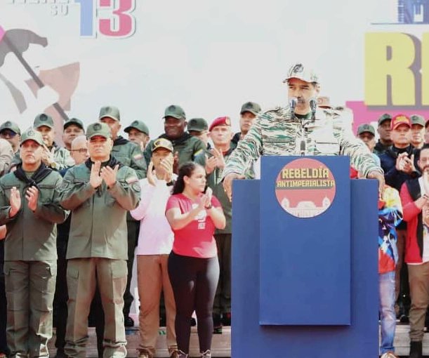 Por amor a nuestra Patria #Venezuela, #FANB y Pueblo se volcaron a las calles de Caracas para acompañar a nuestro CJ. y Presidente @NicolasMaduro en la marcha por el #13Abr. Aquí seguimos los LEALES del #11Abr  #12Abr y #13Abr, los de Bolívar y Chávez. ¡VIVA LA @Milicia_B1!