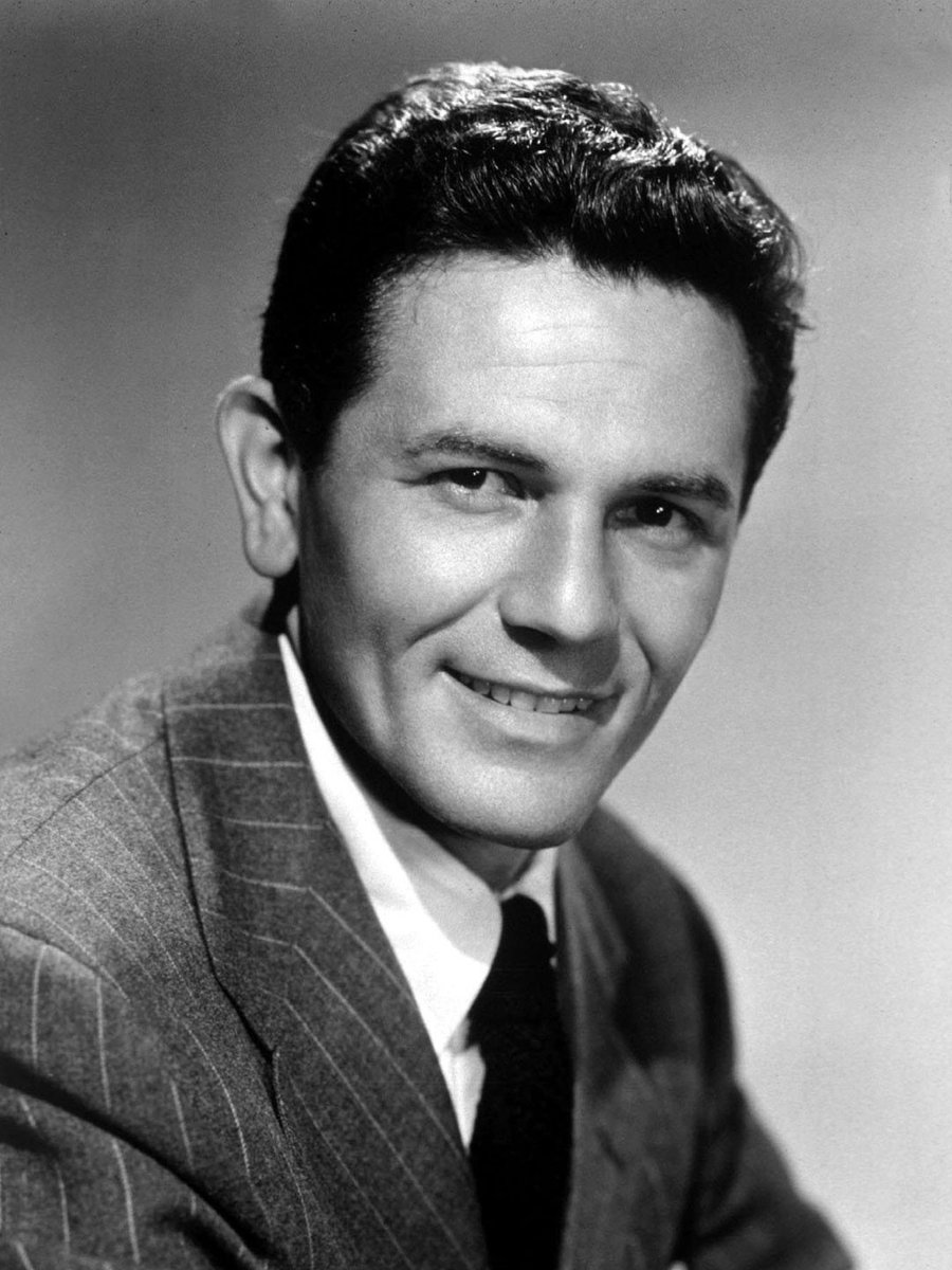 John Garfield's performance is so on point for his character (per normal for him). Not only did #TheBreakingPoint make me a noir fan, it also made me a Garfield fan.  #TCMParty #TCM30 #NoirAlley