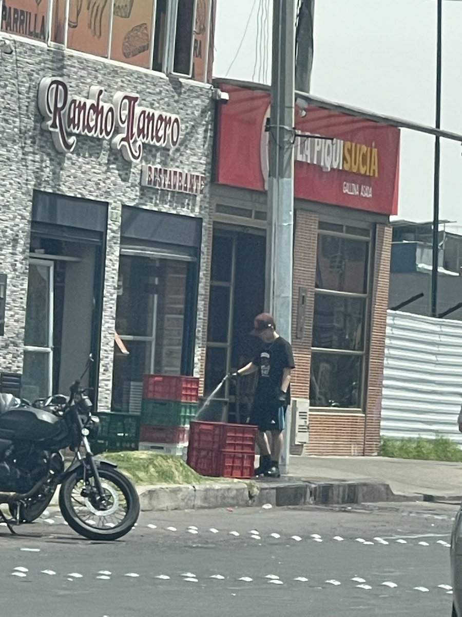 Afbaes's tweet photo. En plena emergencia por el tema de agua y los señores de este restaurante desperdiciándola de esta manera, tienen la conciencia en los pies… Carrera 52 No. 174 a -57 @CarlosFGalan https://t.co/9pFqj5Sw6O