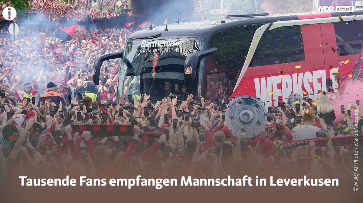 Die Fans in Leverkusen sind schon im Party-Modus: Der Mannschaftsbus wird vor dem Spiel #B04SVW von Tausenden empfangen. Bei einem Sieg wäre Bayer Leverkusen zum ersten Mal deutscher Meister. www1.wdr.de/nachrichten/rh…