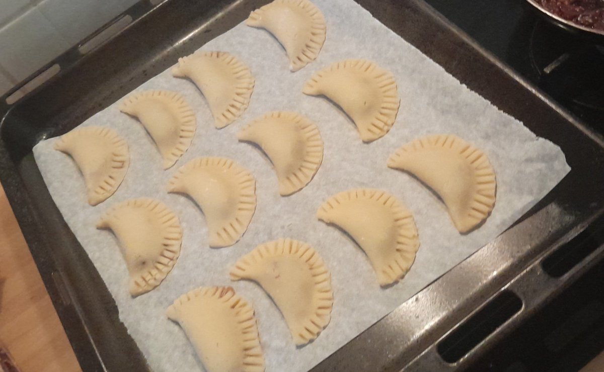 Tortelli dolci pronti per il forno.
Ripieni di miele, fichi secchi ammollati nel rhum, mandorle, noci, zucchero marmellata di agrumi e cioccolata. 
Leggeri leggeri insomma 😂