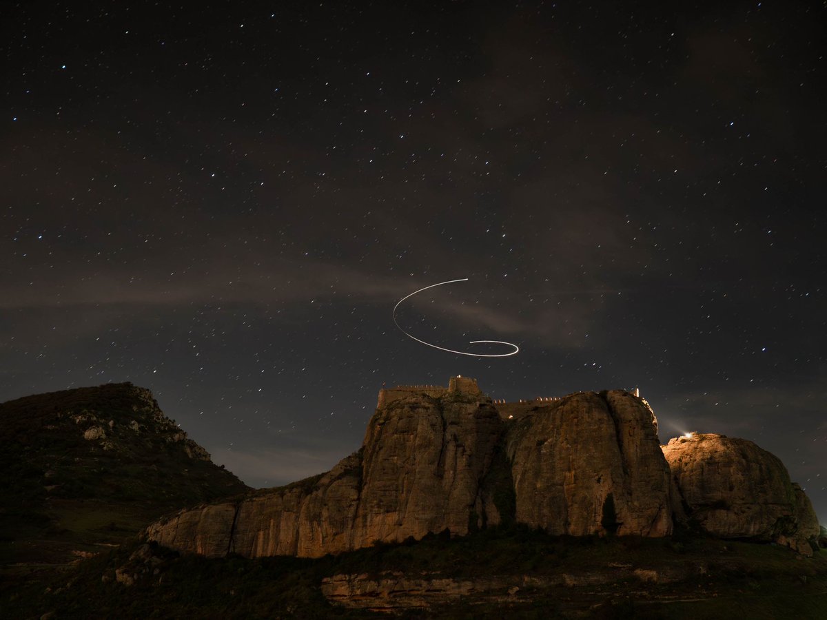 FotoAdictos_LR's tweet photo. Ayer #Fotoadictos tuvo una nueva excursión nocturna. En este caso visitamos el #CastillodeClavijo para disfrutar de su cielo estrellado #fotografíanocturna @lariojacapital @lariojaturismo @LaRiojaRural #estrellas #Clavijo #LaRiojaApetece #Soyfotoadicto https://t.co/NI9alf4Oa9