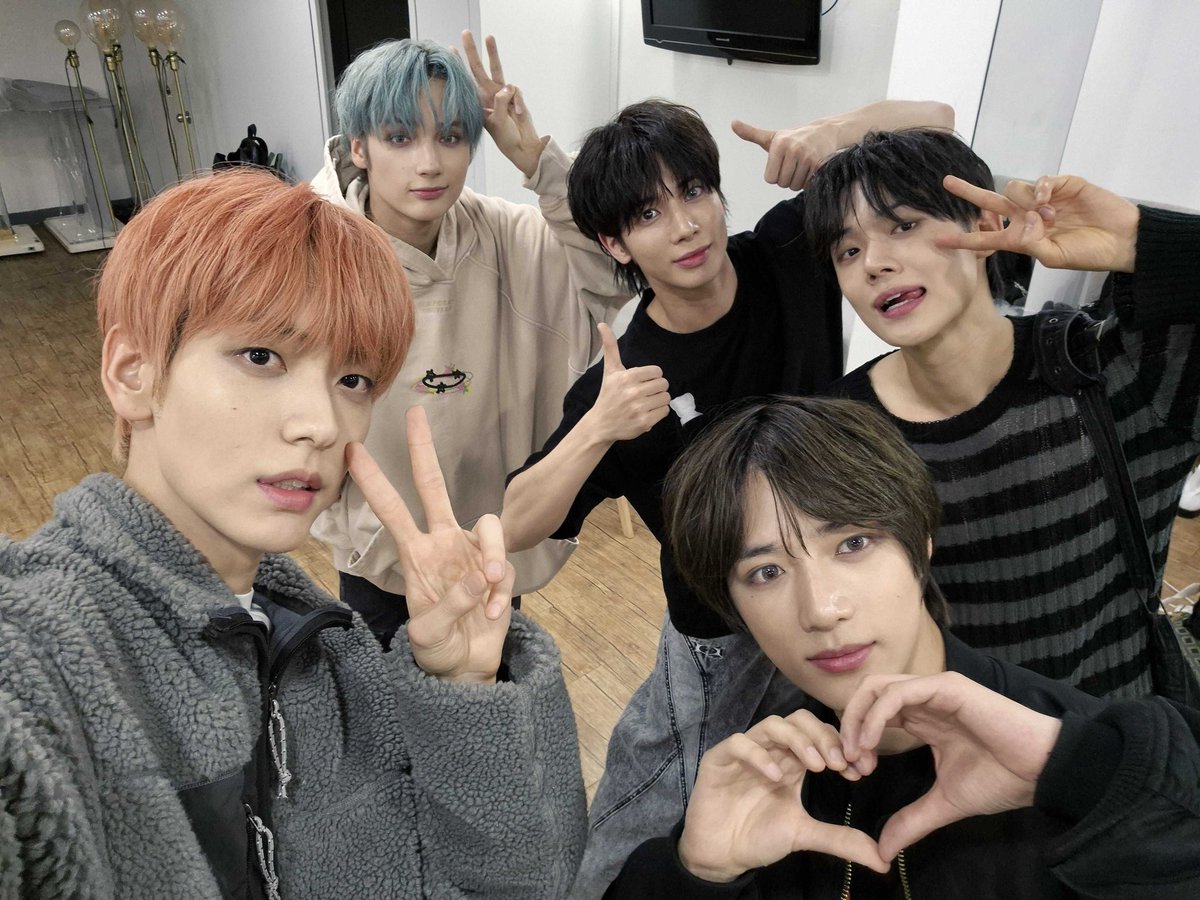 silvmntz's tweet photo. my blue spring💙 https://t.co/0nrq8vJhpk