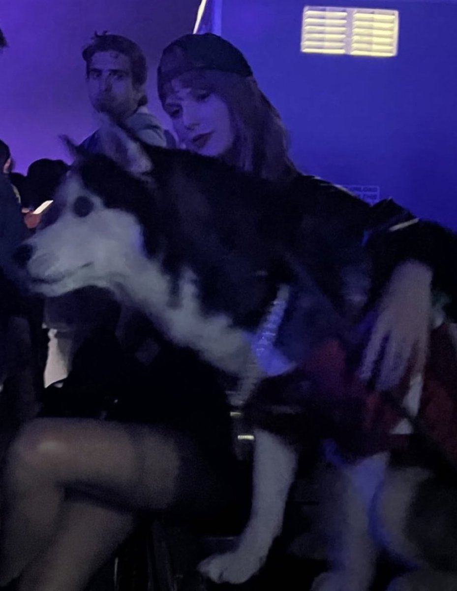 Oh @taylorswift13 TWINS, I SAW @SwagrMan at the #iHeartAwards 
🐾👯‍♀️🩷!!

#TSTTPD 
#TaylorSwift 
#COACHELLA 
#SWAGGYWOLFDOG 
#Coachella2024 @SwagrMan