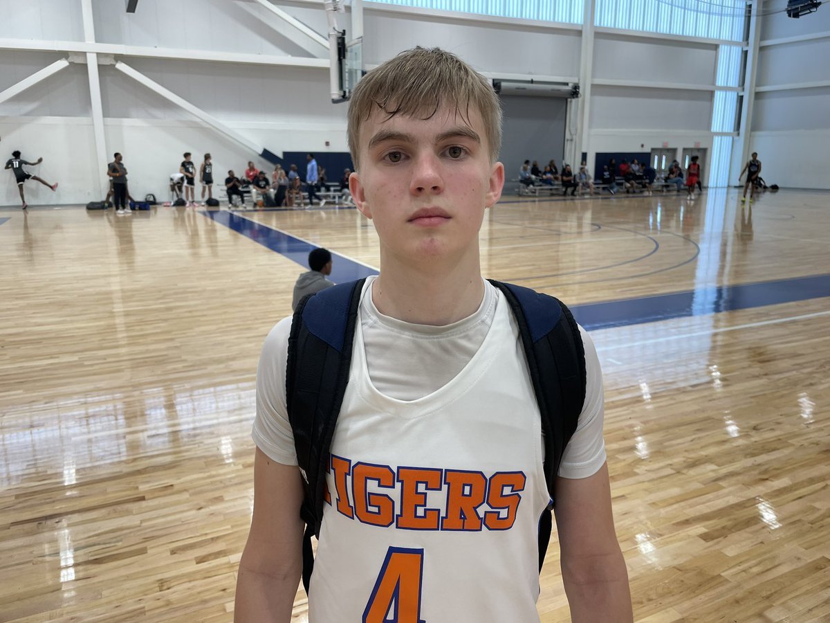 hoopseen's tweet photo. 2027 PG Kobi Jackson is the dude that runs the show for the Tennessee Tigers 15U squad. He’s been spraying the ball around to teammates this weekend at #TNJam https://t.co/PFP7reFzg6