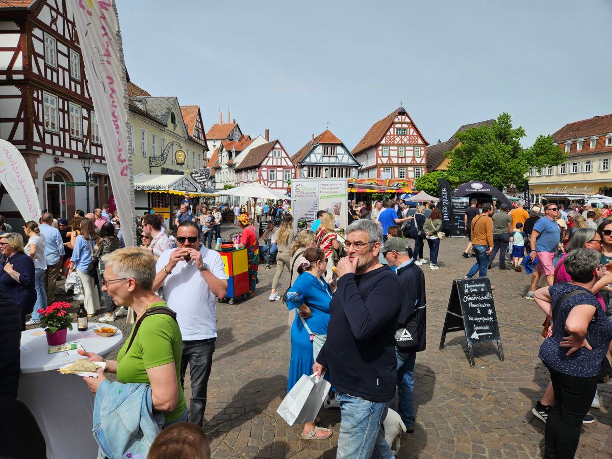 TBreitschneider's tweet photo. Frühlingsfest im Städtchen. Super Wetter, sehr viele Menschen dort. So, jetzt meine Frage an Euch: Was fällt Euch auf, wenn Ihr diese Bilder seht?🤔👇 https://t.co/vpTsu8MeI3
